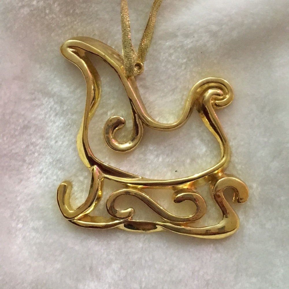 Elegant Gold Sleigh Pendant Necklace